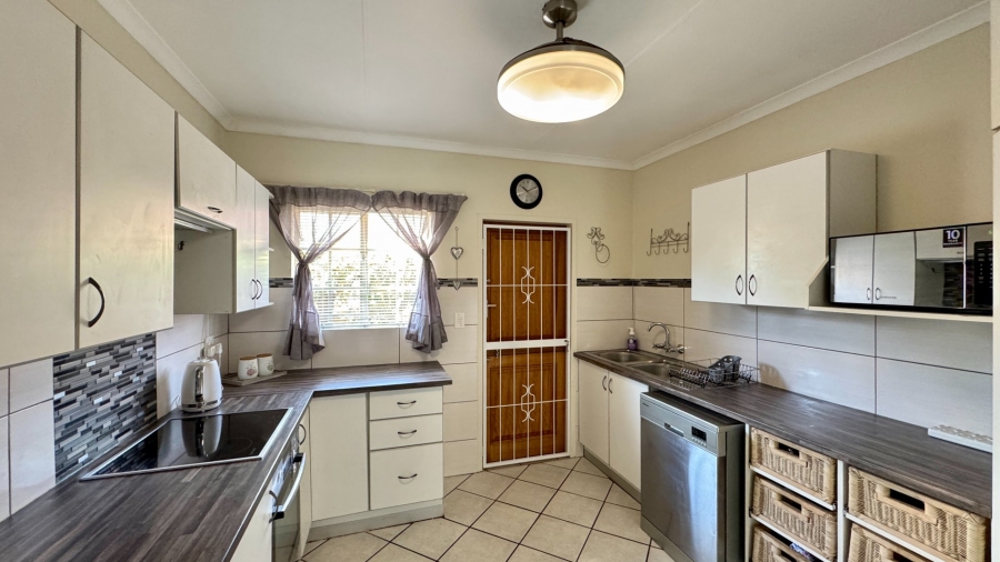 3 Bedroom Property for Sale in Die Hoewes Gauteng