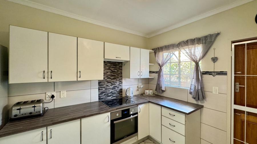 3 Bedroom Property for Sale in Die Hoewes Gauteng