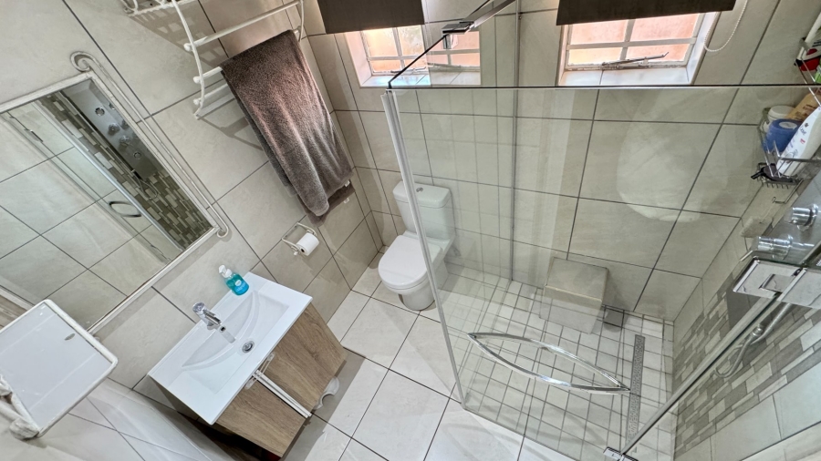 3 Bedroom Property for Sale in Die Hoewes Gauteng