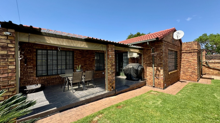 3 Bedroom Property for Sale in Die Hoewes Gauteng