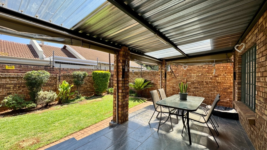 3 Bedroom Property for Sale in Die Hoewes Gauteng