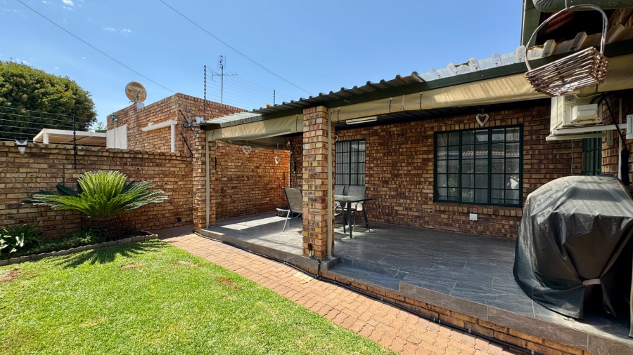 3 Bedroom Property for Sale in Die Hoewes Gauteng