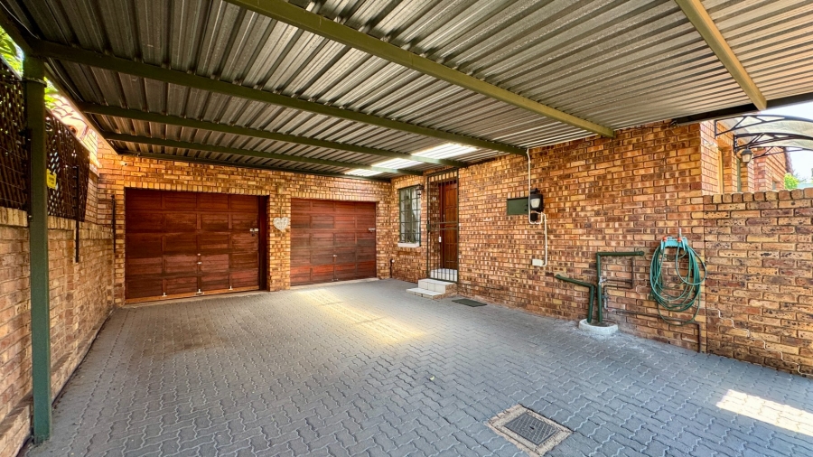 3 Bedroom Property for Sale in Die Hoewes Gauteng