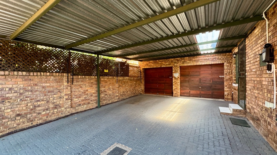 3 Bedroom Property for Sale in Die Hoewes Gauteng