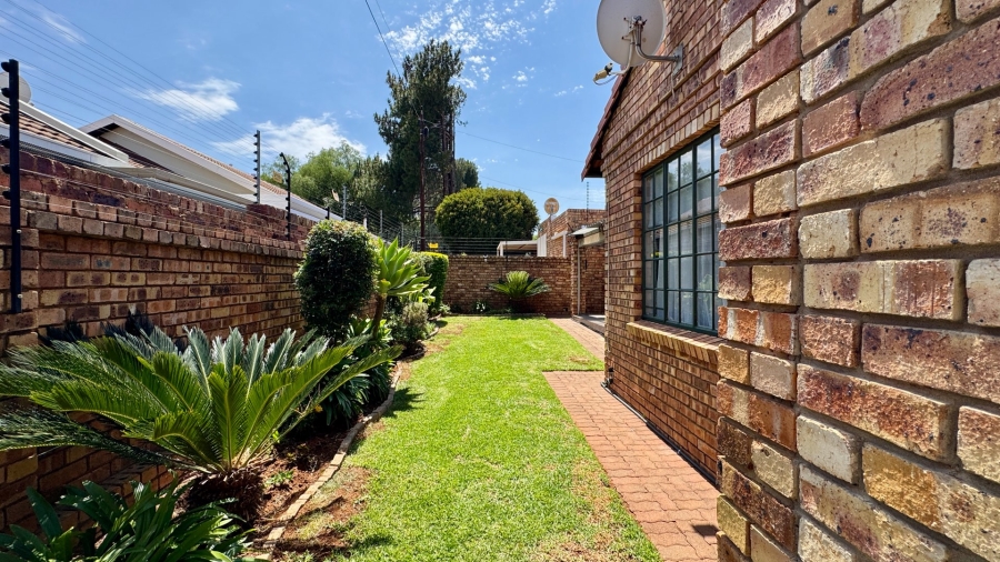 3 Bedroom Property for Sale in Die Hoewes Gauteng