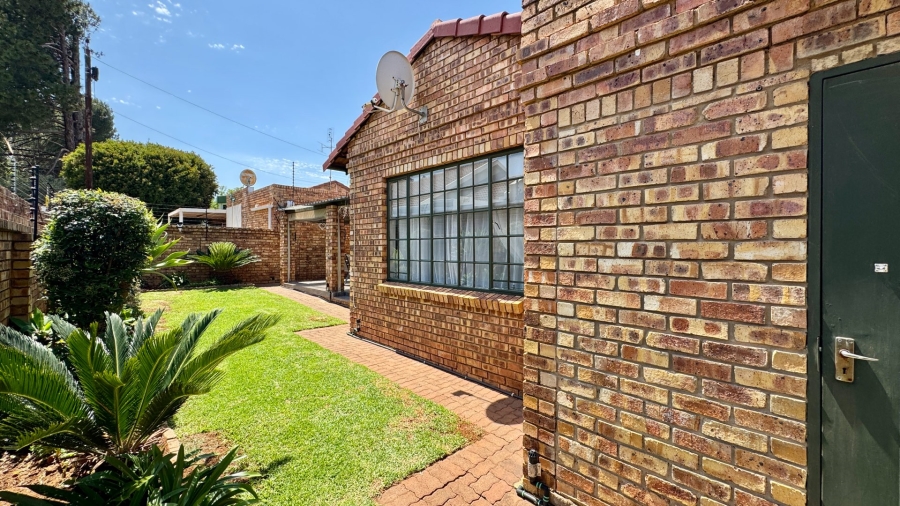 3 Bedroom Property for Sale in Die Hoewes Gauteng