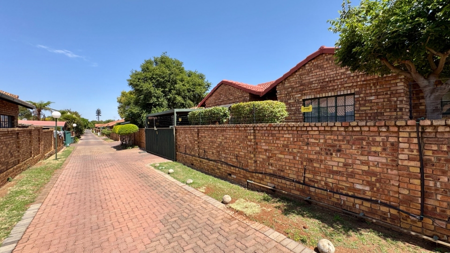 3 Bedroom Property for Sale in Die Hoewes Gauteng