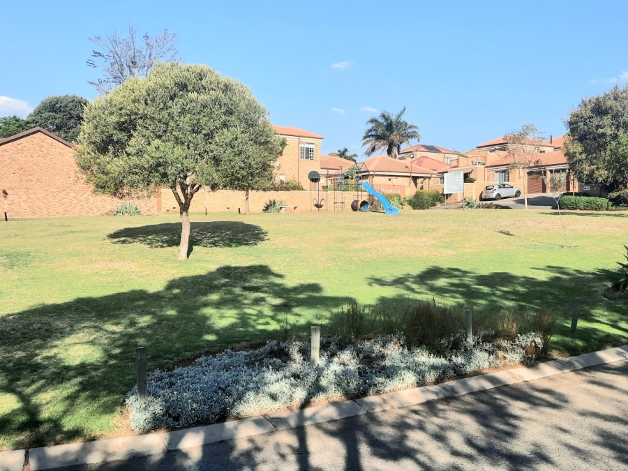 2 Bedroom Property for Sale in Wilgeheuwel Gauteng