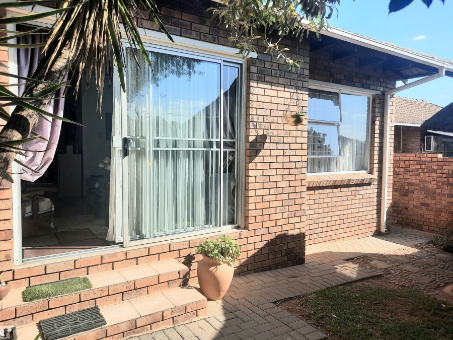 2 Bedroom Property for Sale in Wilgeheuwel Gauteng