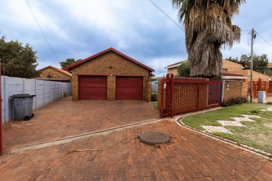 4 Bedroom Property for Sale in Zwartkop Gauteng