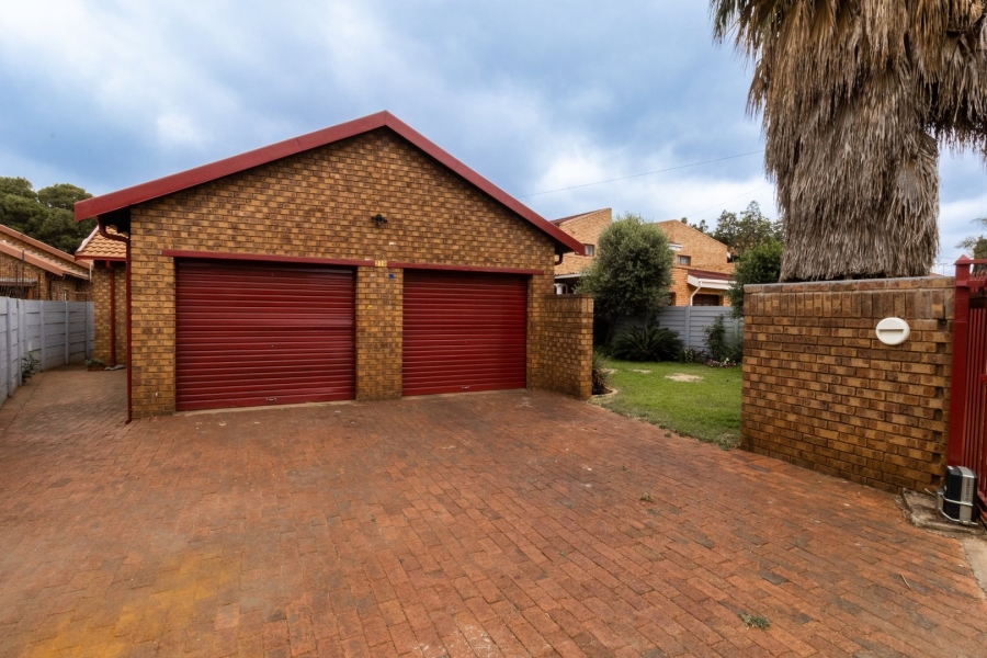 4 Bedroom Property for Sale in Zwartkop Gauteng