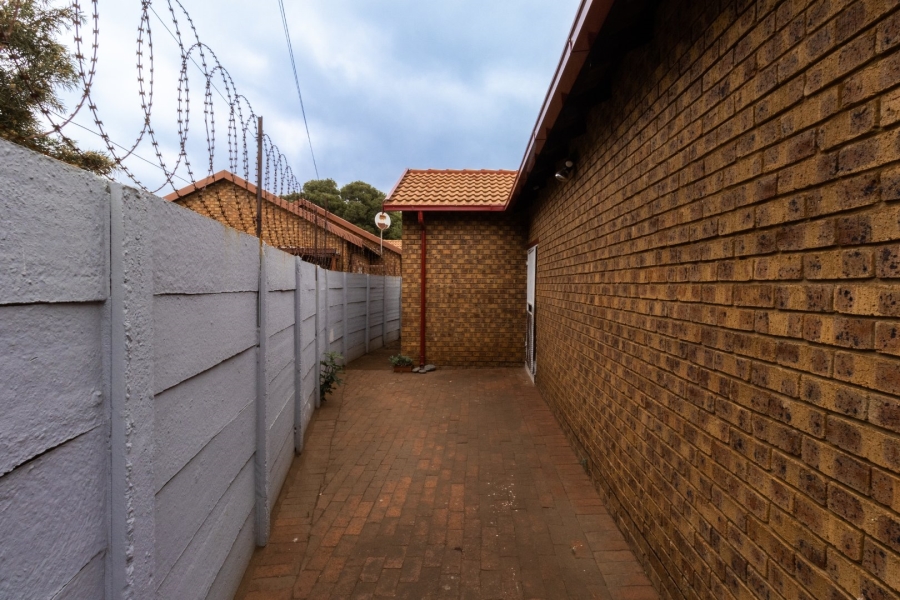 4 Bedroom Property for Sale in Zwartkop Gauteng