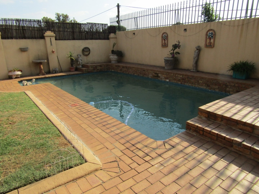 5 Bedroom Property for Sale in Linmeyer Gauteng