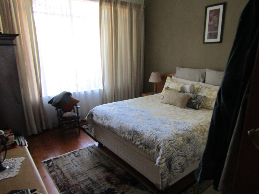 5 Bedroom Property for Sale in Linmeyer Gauteng