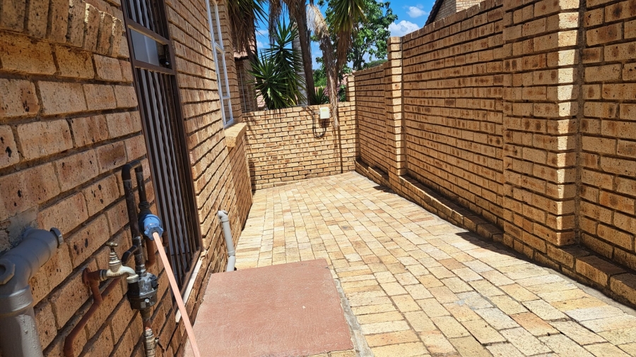 2 Bedroom Property for Sale in Willowbrook Gauteng