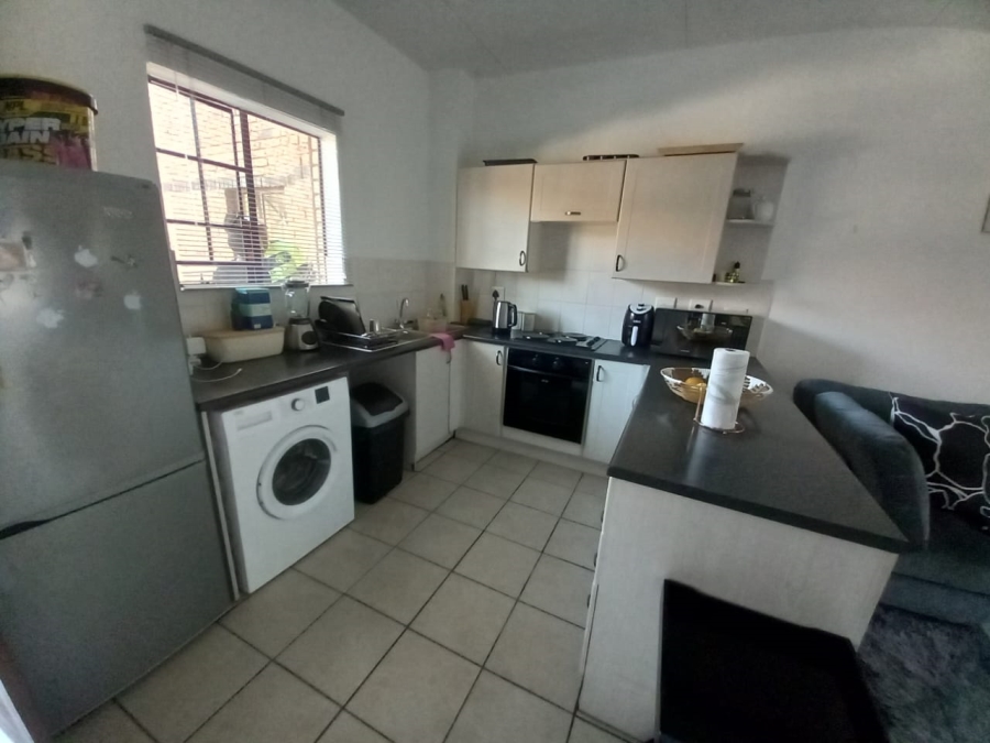 To Let 2 Bedroom Property for Rent in Erand Gardens Gauteng