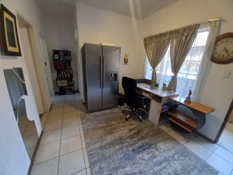 To Let 2 Bedroom Property for Rent in Erand Gardens Gauteng