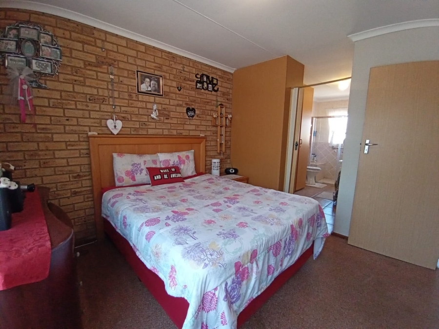 3 Bedroom Property for Sale in Noordheuwel Gauteng