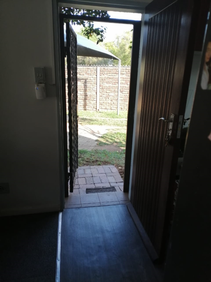 To Let 1 Bedroom Property for Rent in Blairgowrie Gauteng