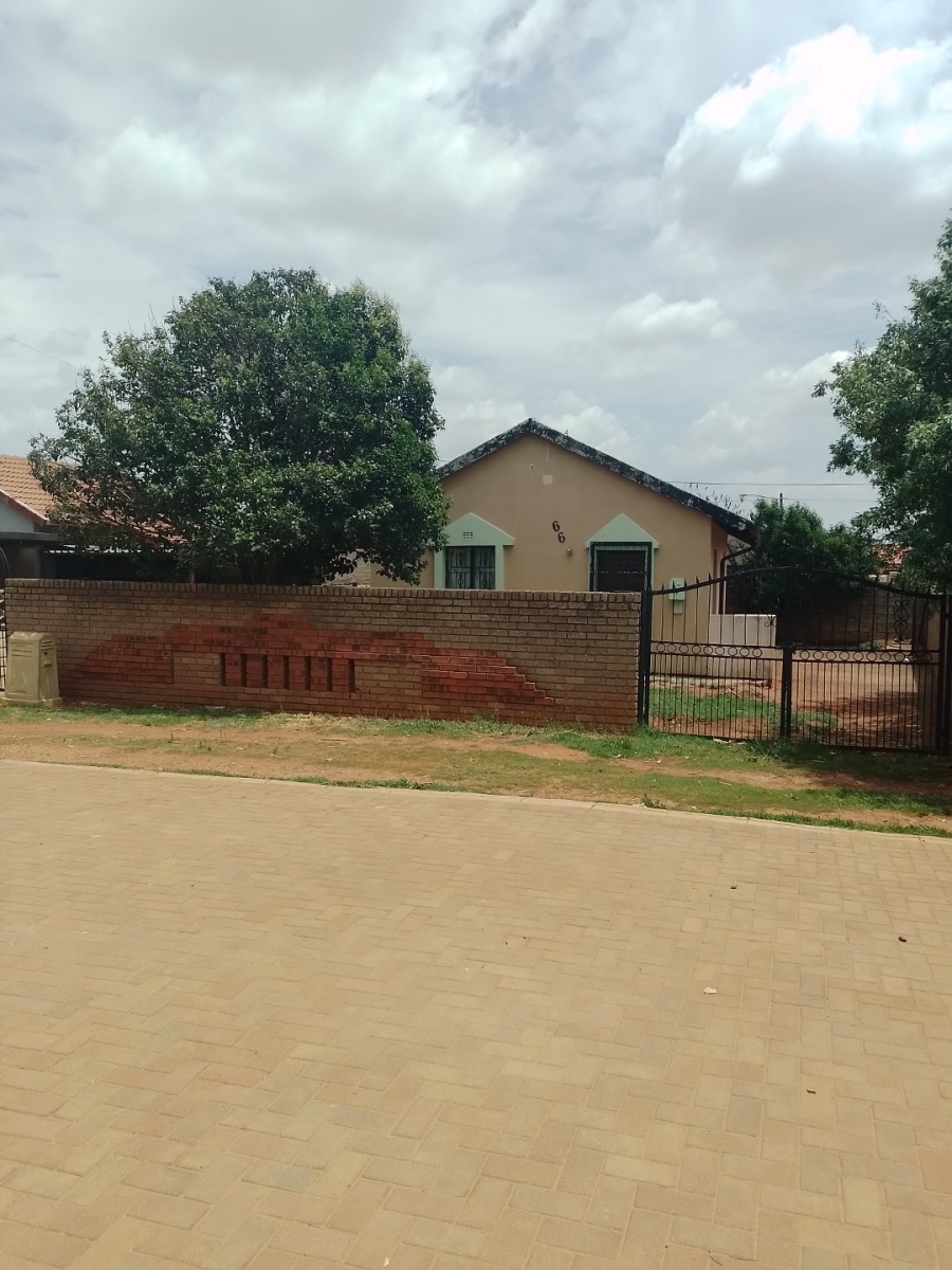 To Let 2 Bedroom Property for Rent in Kagiso Gauteng