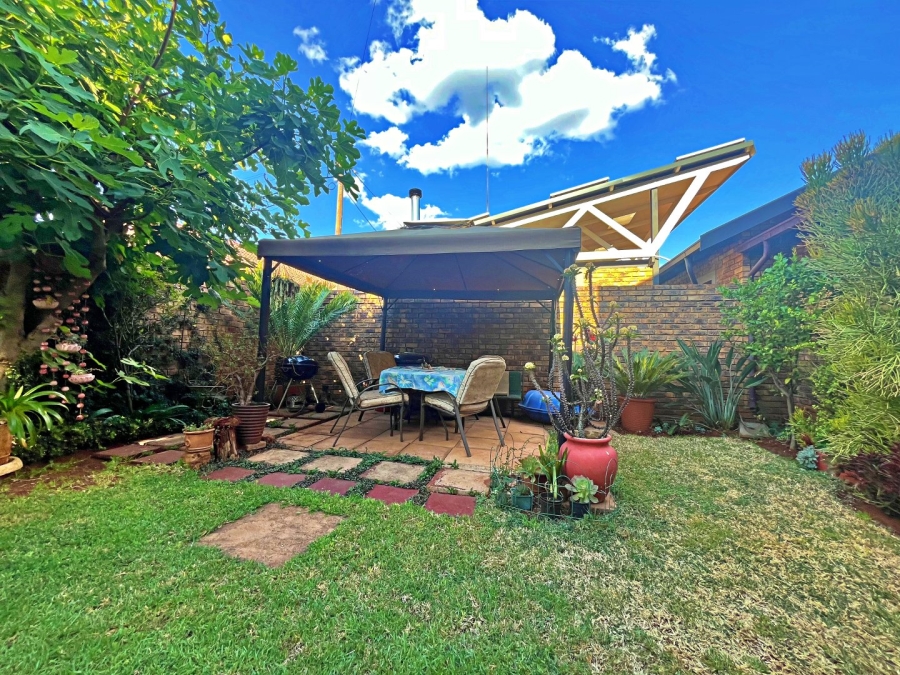 4 Bedroom Property for Sale in Eldoraigne Gauteng