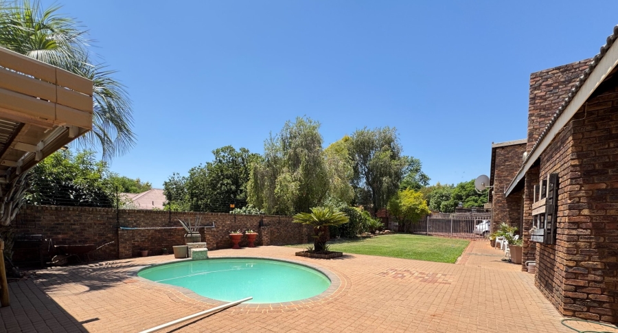 4 Bedroom Property for Sale in Waverley Gauteng