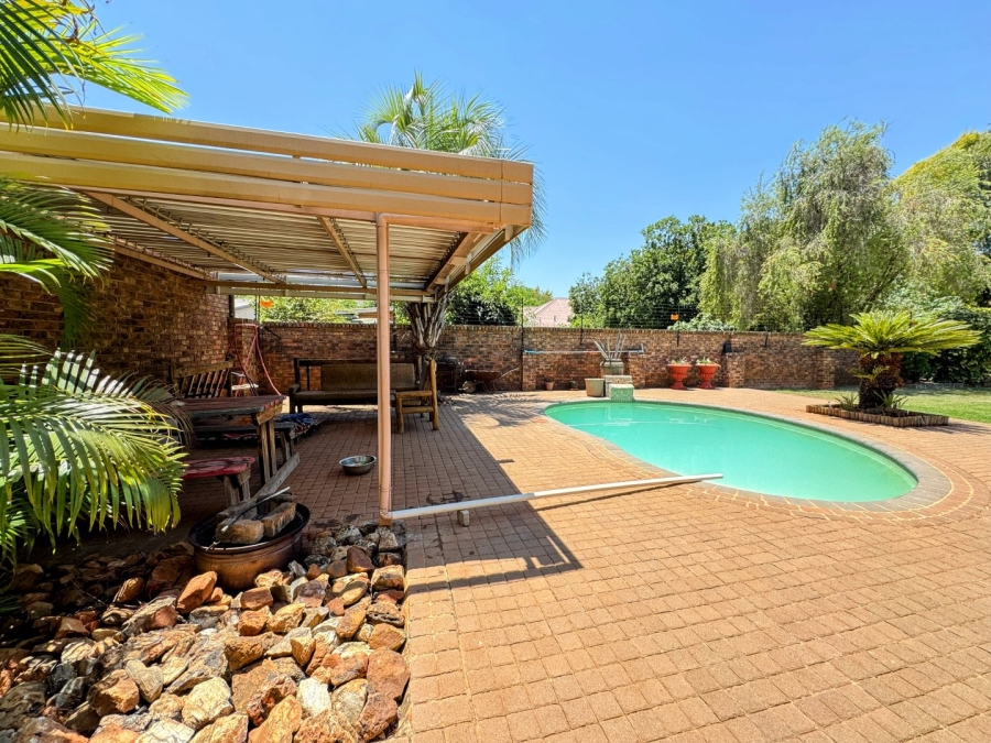 4 Bedroom Property for Sale in Waverley Gauteng