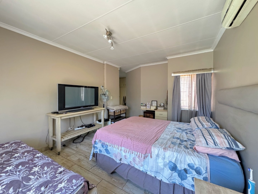 4 Bedroom Property for Sale in Waverley Gauteng