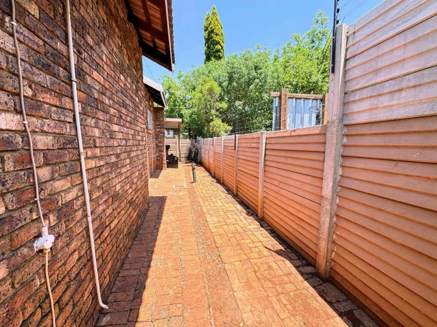 4 Bedroom Property for Sale in Waverley Gauteng