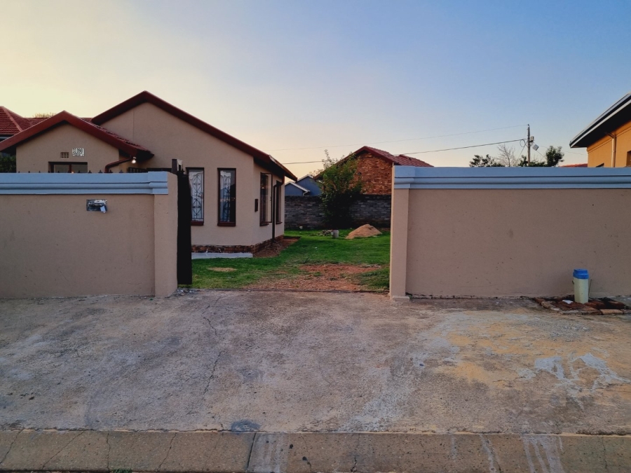 To Let  Bedroom Property for Rent in Spruit View Gauteng