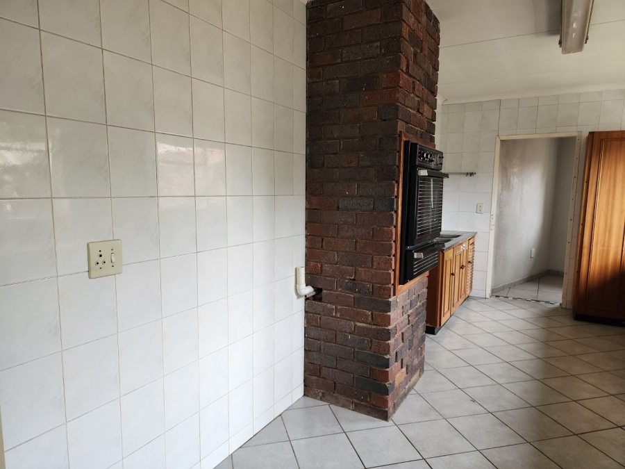 To Let 4 Bedroom Property for Rent in Beyers Park Gauteng