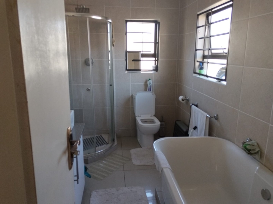 5 Bedroom Property for Sale in Alan Manor Gauteng