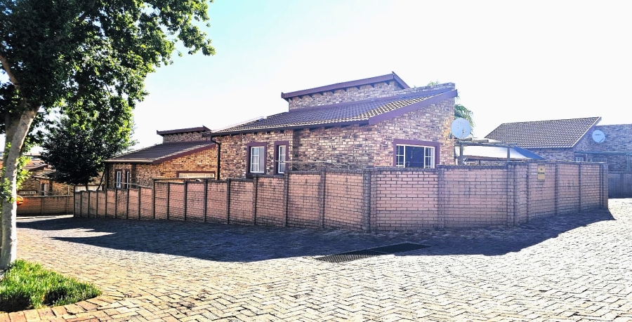 2 Bedroom Property for Sale in Kosmosdal Gauteng