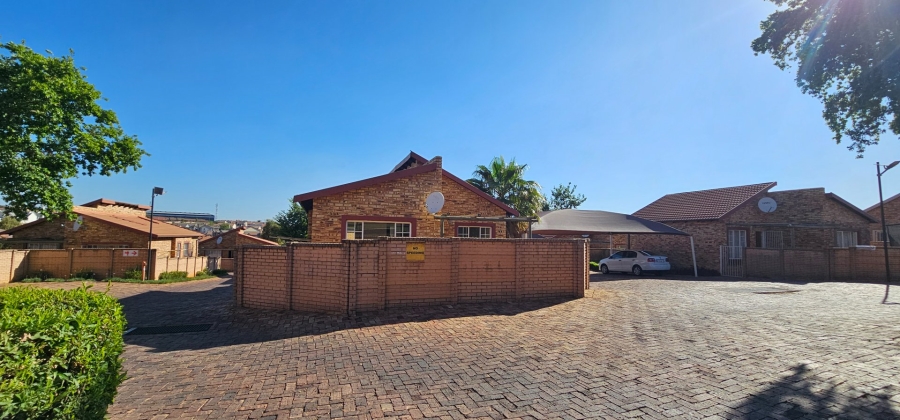 2 Bedroom Property for Sale in Kosmosdal Gauteng