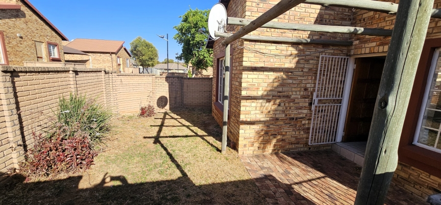 2 Bedroom Property for Sale in Kosmosdal Gauteng