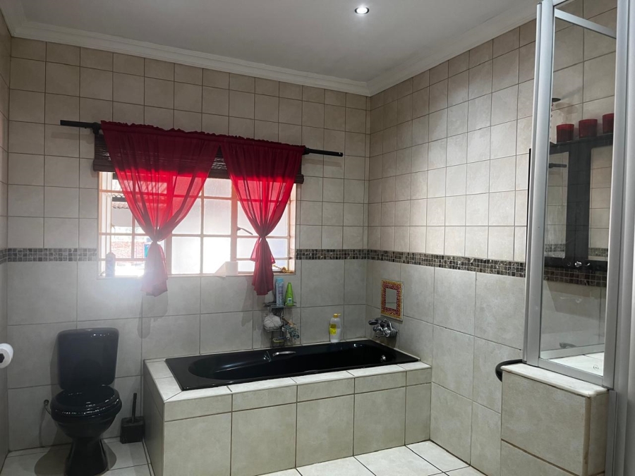 5 Bedroom Property for Sale in Kameeldrift West Gauteng