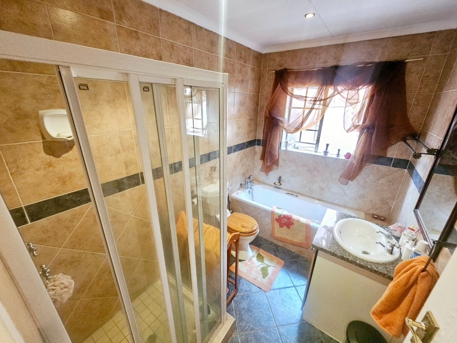 2 Bedroom Property for Sale in Monavoni Gauteng