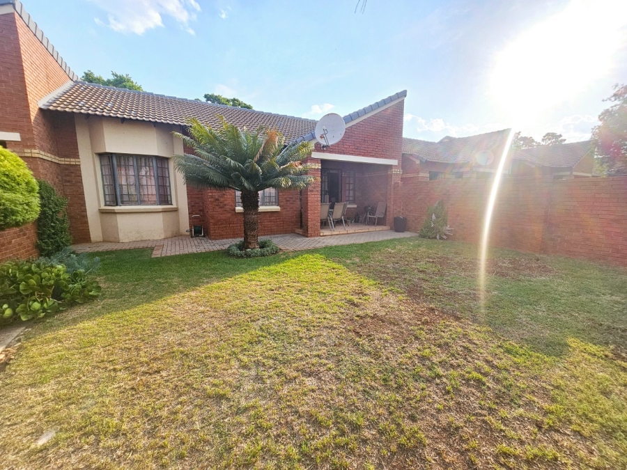 2 Bedroom Property for Sale in Monavoni Gauteng