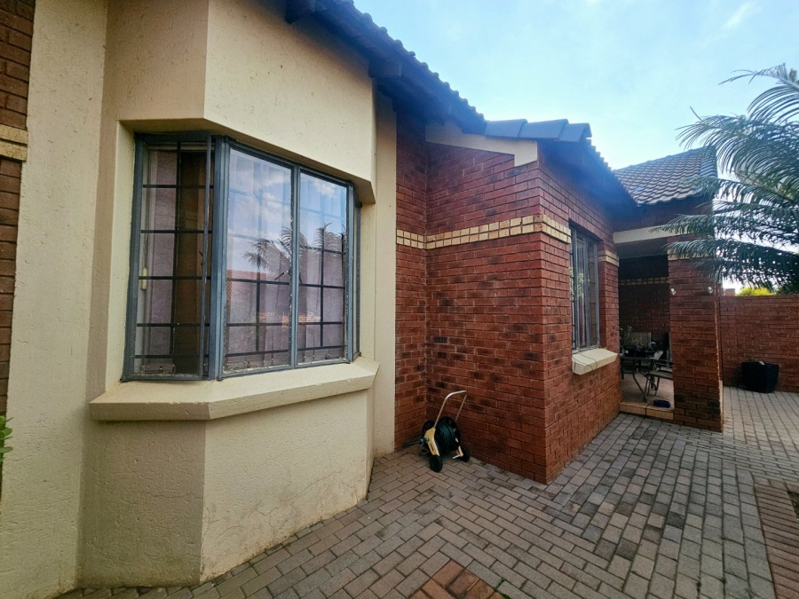 2 Bedroom Property for Sale in Monavoni Gauteng