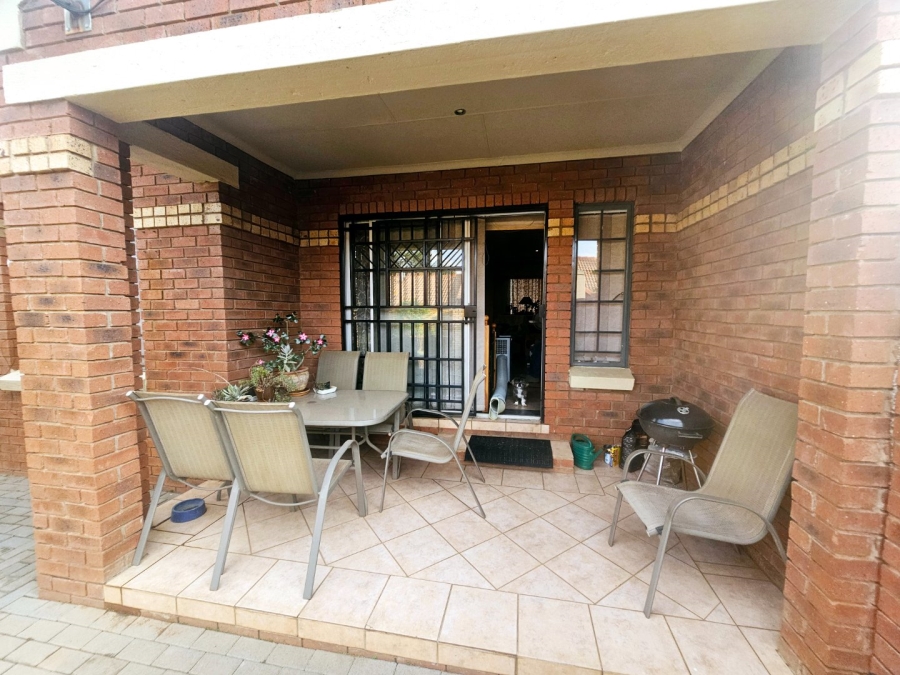 2 Bedroom Property for Sale in Monavoni Gauteng