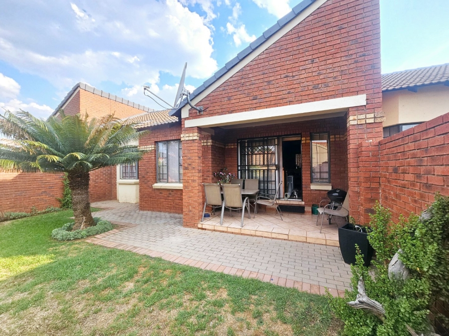 2 Bedroom Property for Sale in Monavoni Gauteng