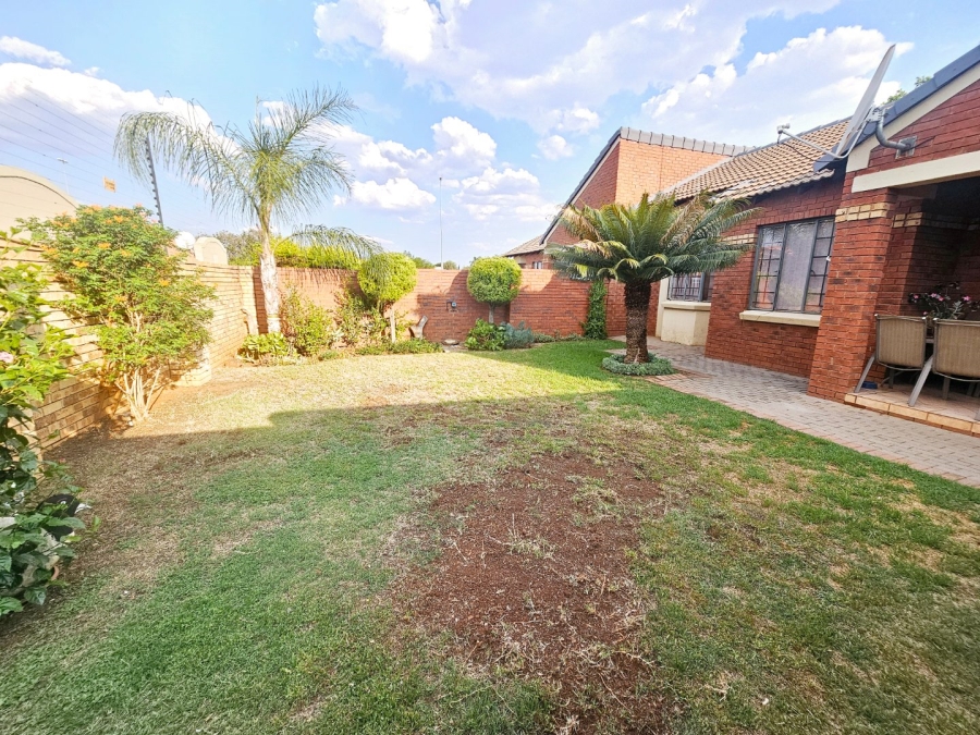 2 Bedroom Property for Sale in Monavoni Gauteng