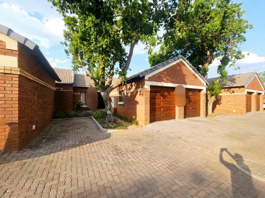 2 Bedroom Property for Sale in Monavoni Gauteng