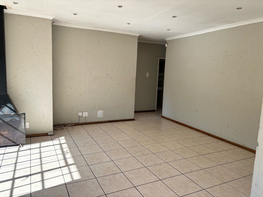 To Let 3 Bedroom Property for Rent in New Redruth Gauteng