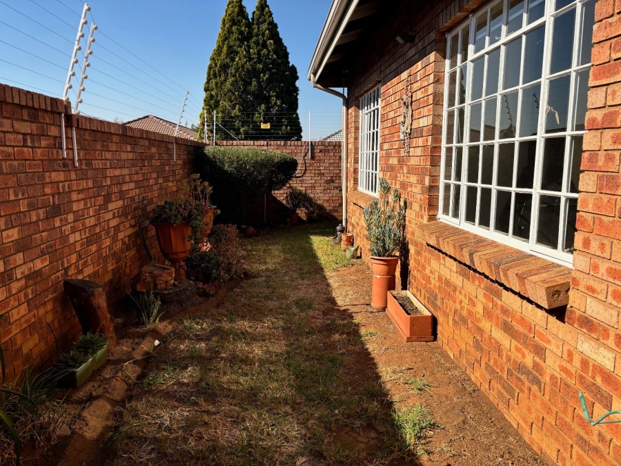 To Let 3 Bedroom Property for Rent in New Redruth Gauteng