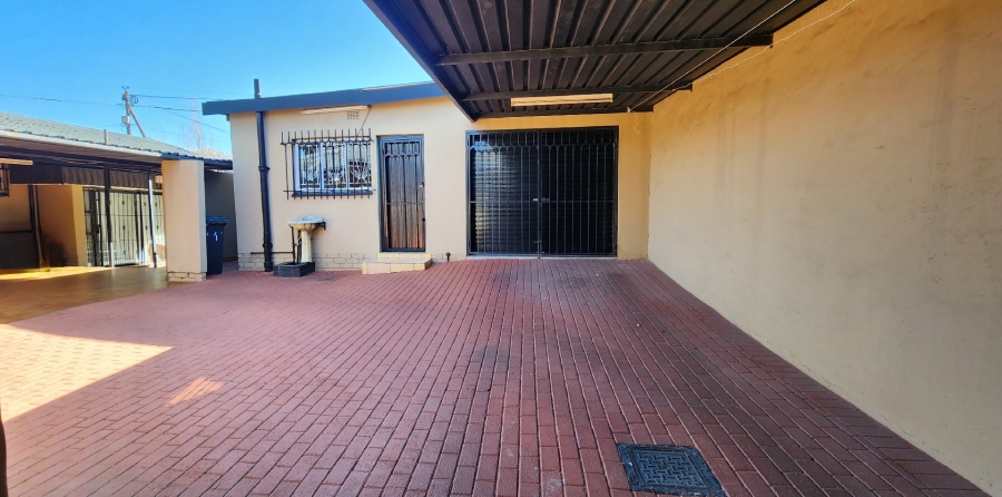 4 Bedroom Property for Sale in Laudium Gauteng