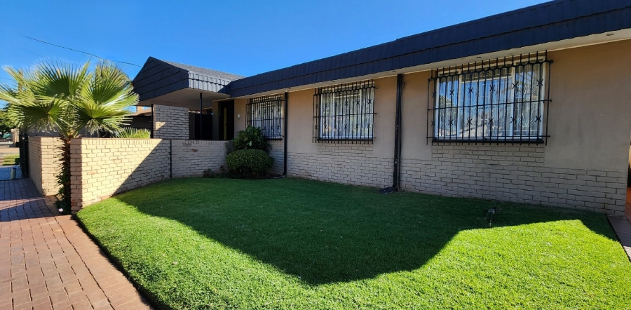 4 Bedroom Property for Sale in Laudium Gauteng