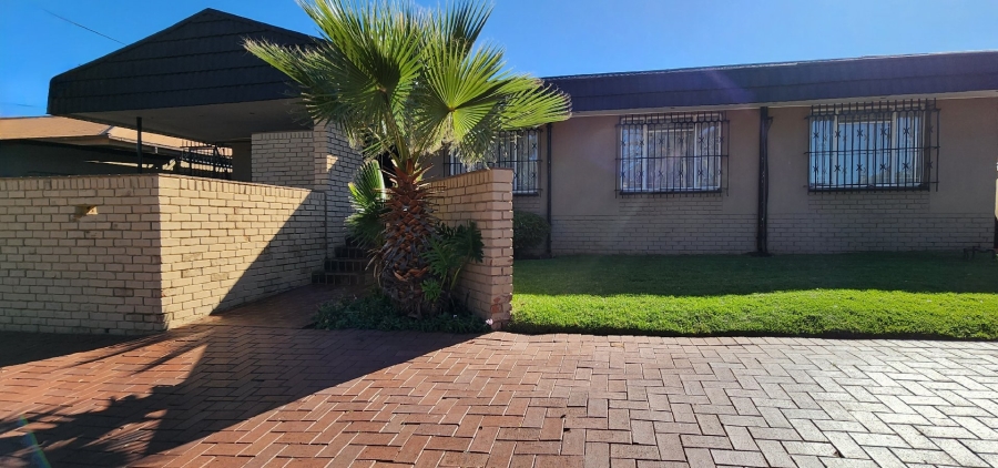 4 Bedroom Property for Sale in Laudium Gauteng