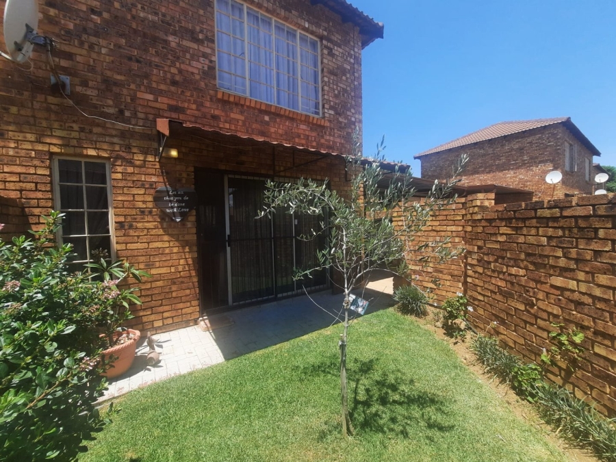 2 Bedroom Property for Sale in Wilgeheuwel Gauteng