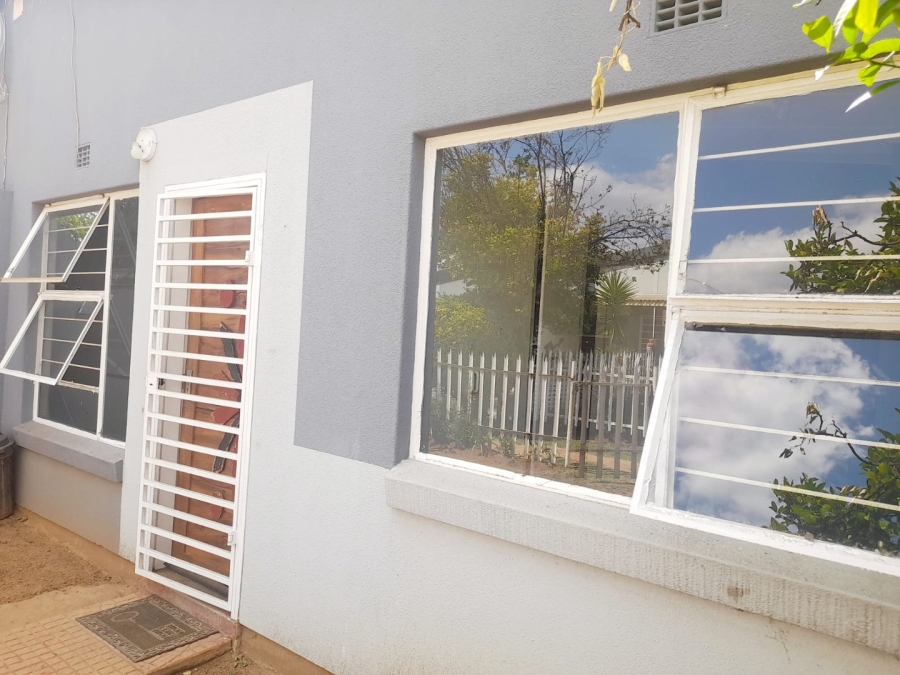 To Let 2 Bedroom Property for Rent in Ridgeway Gauteng